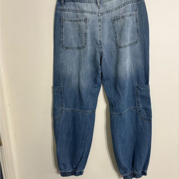 Barrel style Women's Blue Jeans Size Large New without tags - Picture 2 of 4